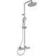 Duschsystem aus Chrom mit einem oberen Regenbrausekopf und einer Handbrause. Montiert an einer Wand, von der Marke Ideal Standard.